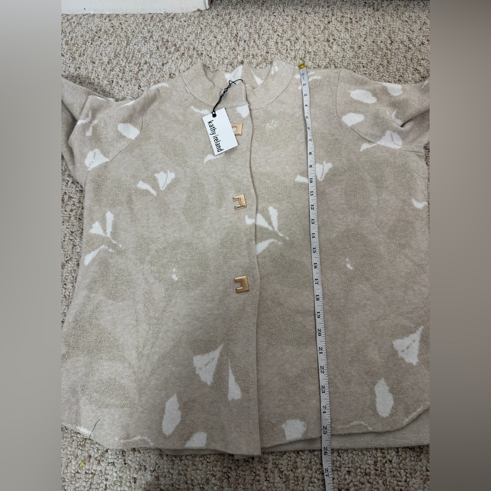Kathy Ireland Cream Patterned Cardigan with gold buttons size 1X new with tag - Picture 5 of 8